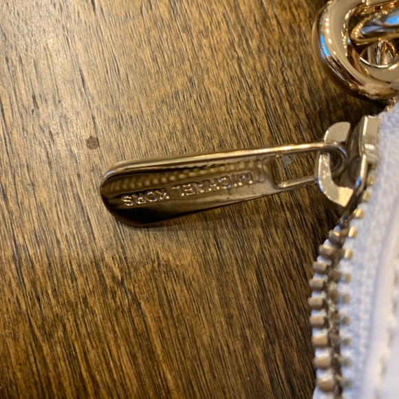 MICHAEL KORS Cream Hobo Pleated Pebbled Leather Convertible Purse + Card Wallet - Picture 4 of 14